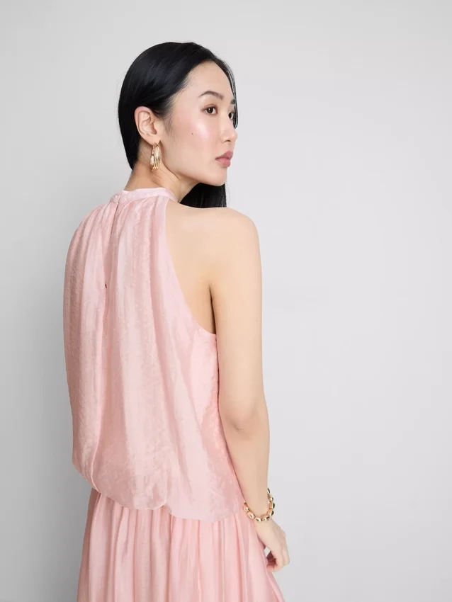 The Edit met drapering met halterhals en luchtdoorlatende blouse