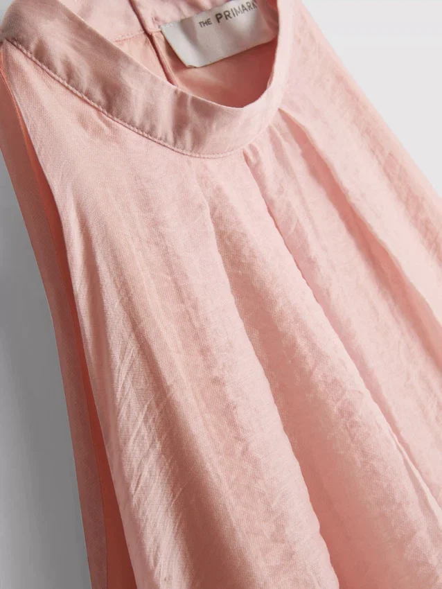 The Edit met drapering met halterhals en luchtdoorlatende blouse