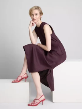 The Edit mouwloze linnen midijurk
