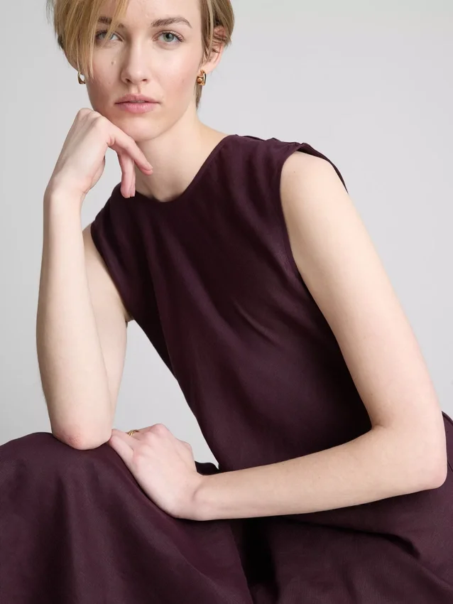 The Edit mouwloze linnen midijurk