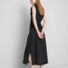The Edit mouwloze linnen midijurk