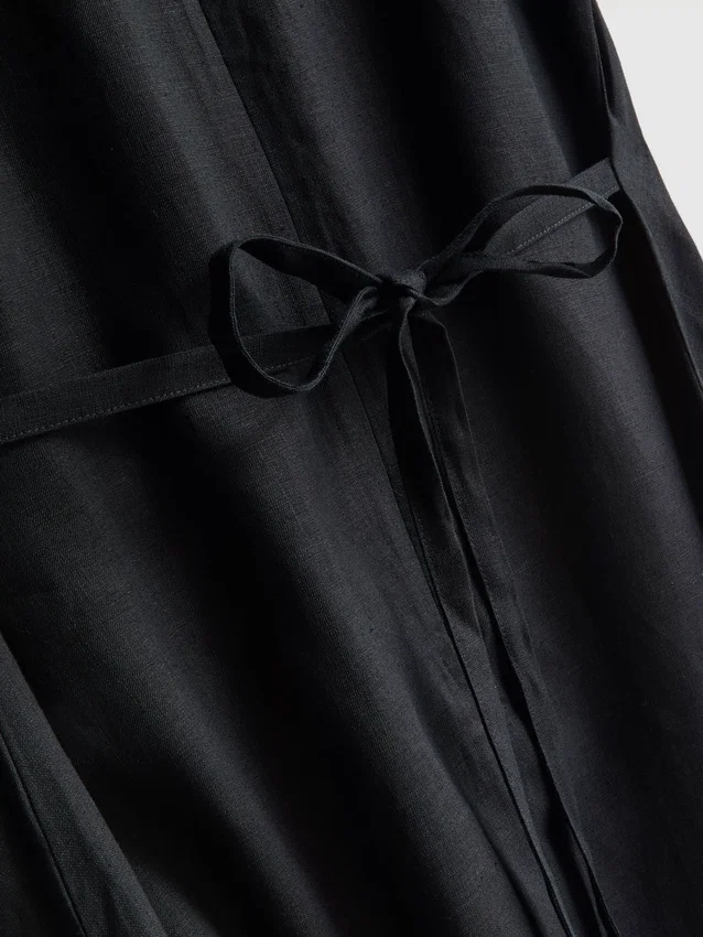 The Edit mouwloze linnen midijurk