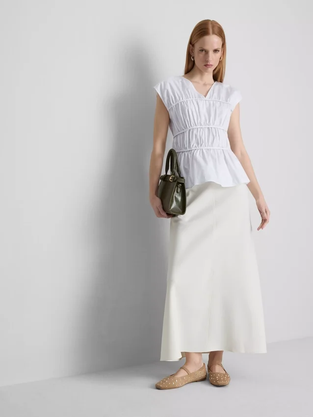 The Edit popeline top met gerimpelde V-hals