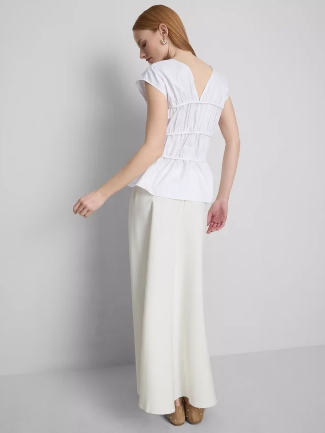 The Edit popeline top met gerimpelde V-hals