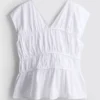 The Edit popeline top met gerimpelde V-hals