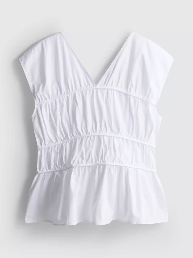 The Edit popeline top met gerimpelde V-hals