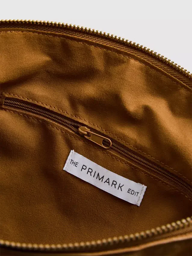 The Edit suède crossbodytas met omgeslagen rand
