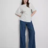 The Edit T-shirt met ruches en asymmetrische snit