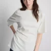 The Edit T-shirt met ruches en asymmetrische snit