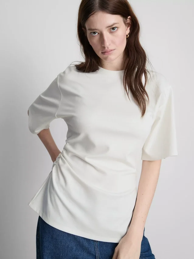 The Edit T-shirt met ruches en asymmetrische snit
