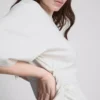The Edit T-shirt met ruches en asymmetrische snit