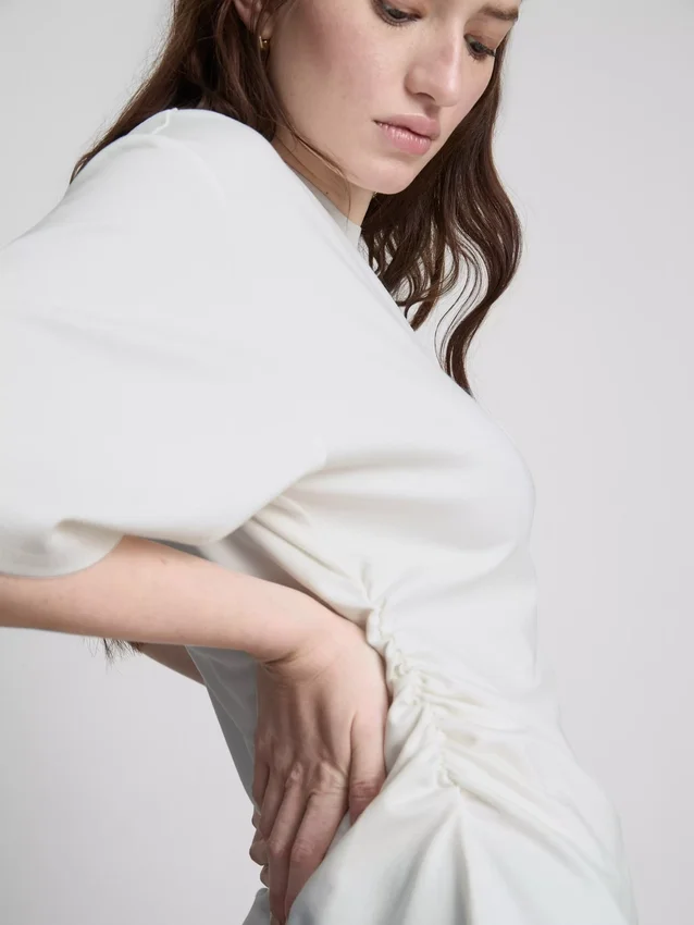 The Edit T-shirt met ruches en asymmetrische snit