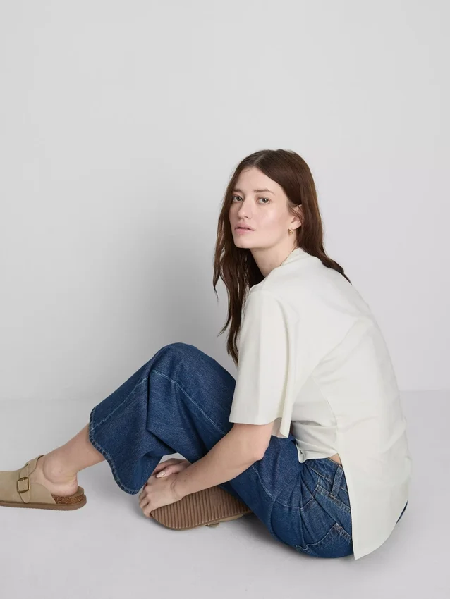 The Edit T-shirt met ruches en asymmetrische snit