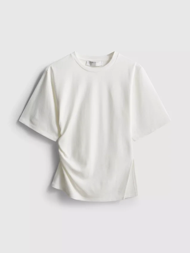 The Edit T-shirt met ruches en asymmetrische snit