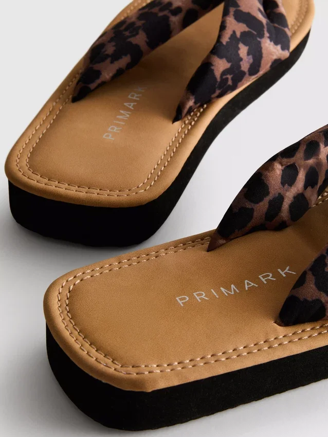 Tong sandalen met knoopdetail