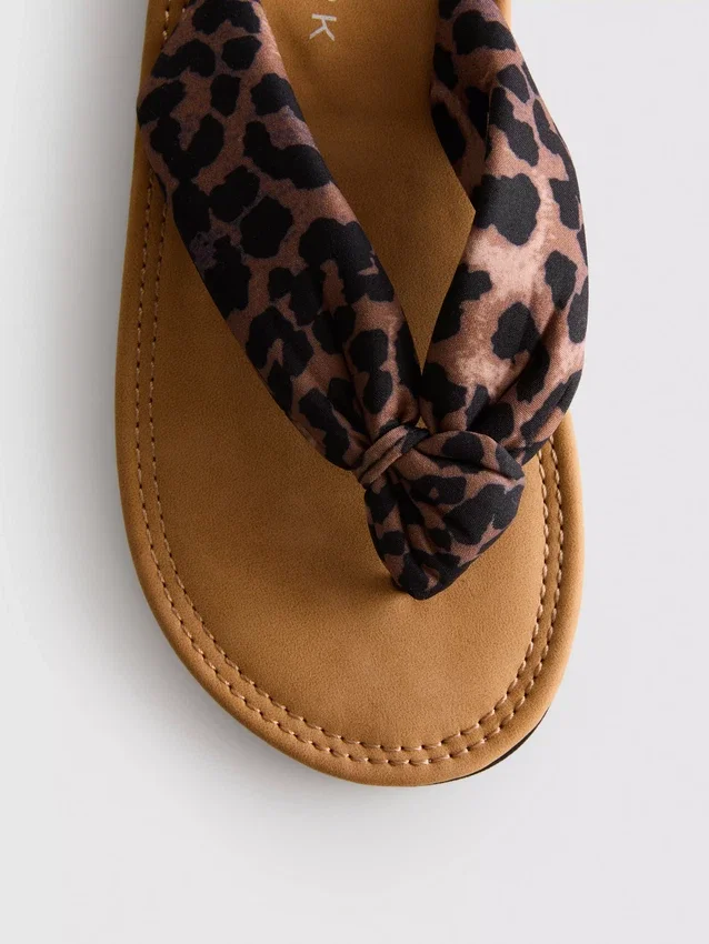 Tong sandalen met knoopdetail