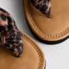Tong sandalen met knoopdetail