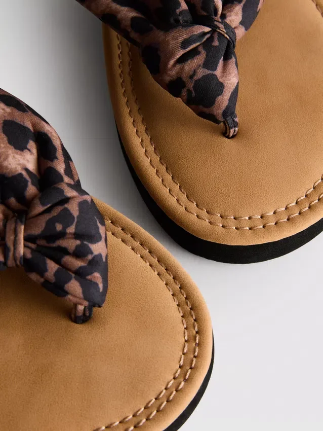 Tong sandalen met knoopdetail