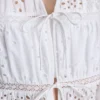 Top met katoenen broderie en strik aan de voorkant