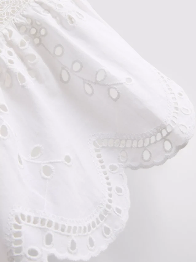 Top met katoenen broderie en strik aan de voorkant
