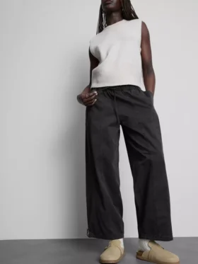 Utility-broek met wijde pijpen en naaddetails