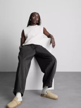 Utility-broek met wijde pijpen en naaddetails