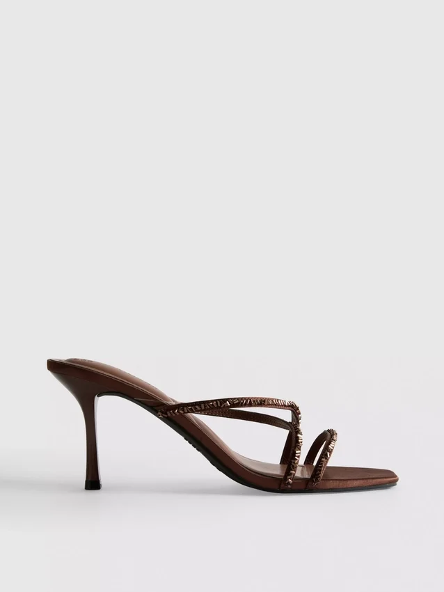 Versierde sandalen met hakken en bandjes