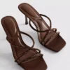 Versierde sandalen met hakken en bandjes