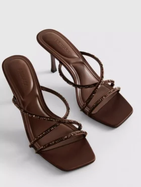 Versierde sandalen met hakken en bandjes