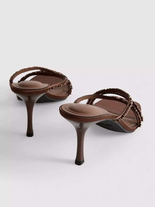 Versierde sandalen met hakken en bandjes