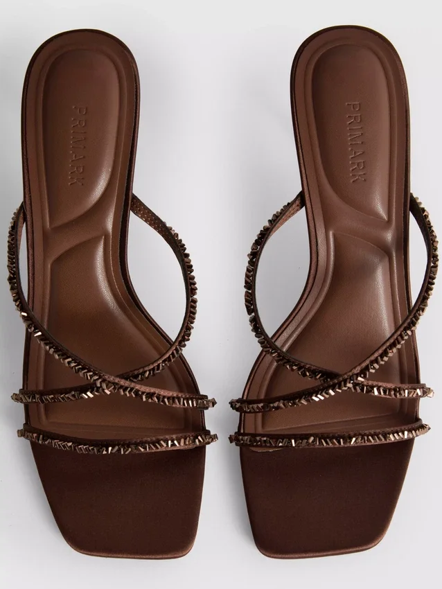 Versierde sandalen met hakken en bandjes