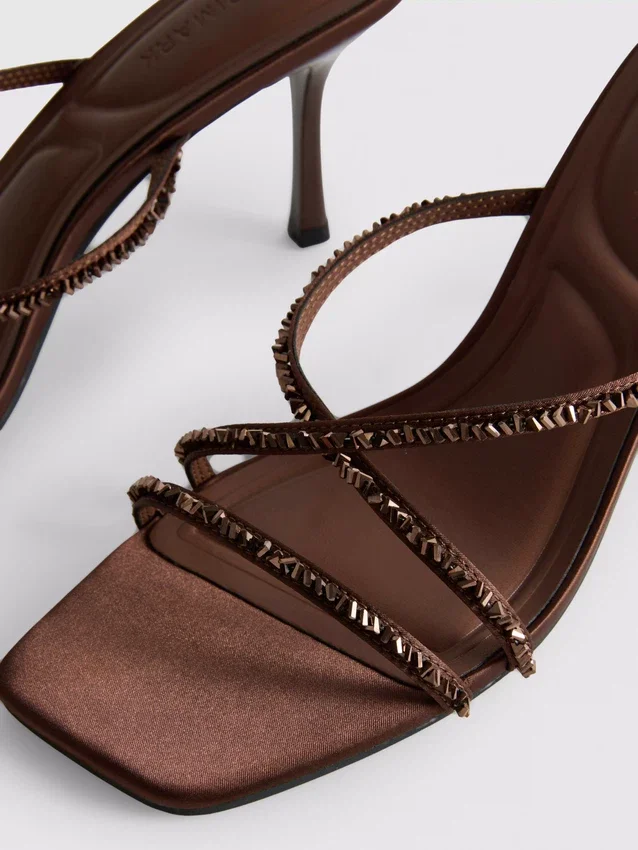 Versierde sandalen met hakken en bandjes