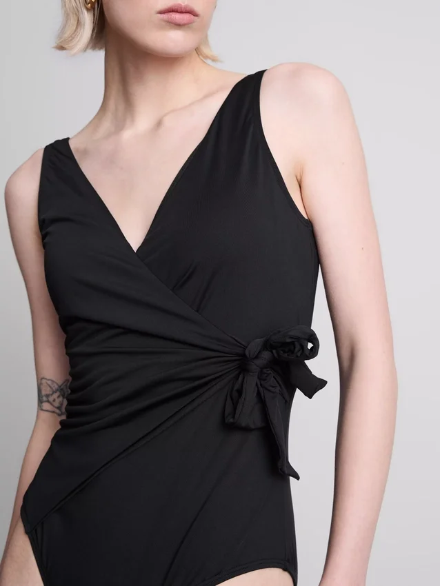 Wrap-zwempak met figuurcorrigerend effect