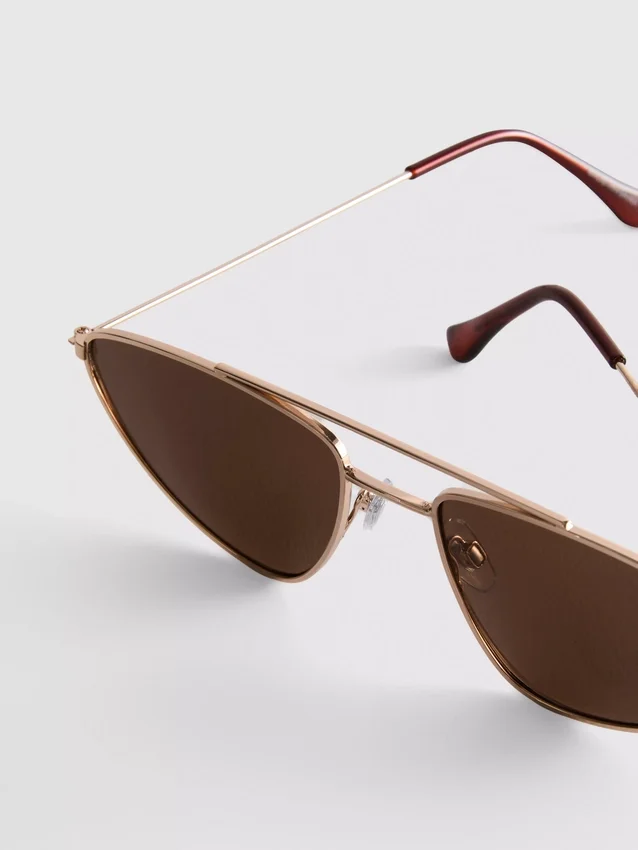 Zonnebril met metalen montuur in aviator-stijl